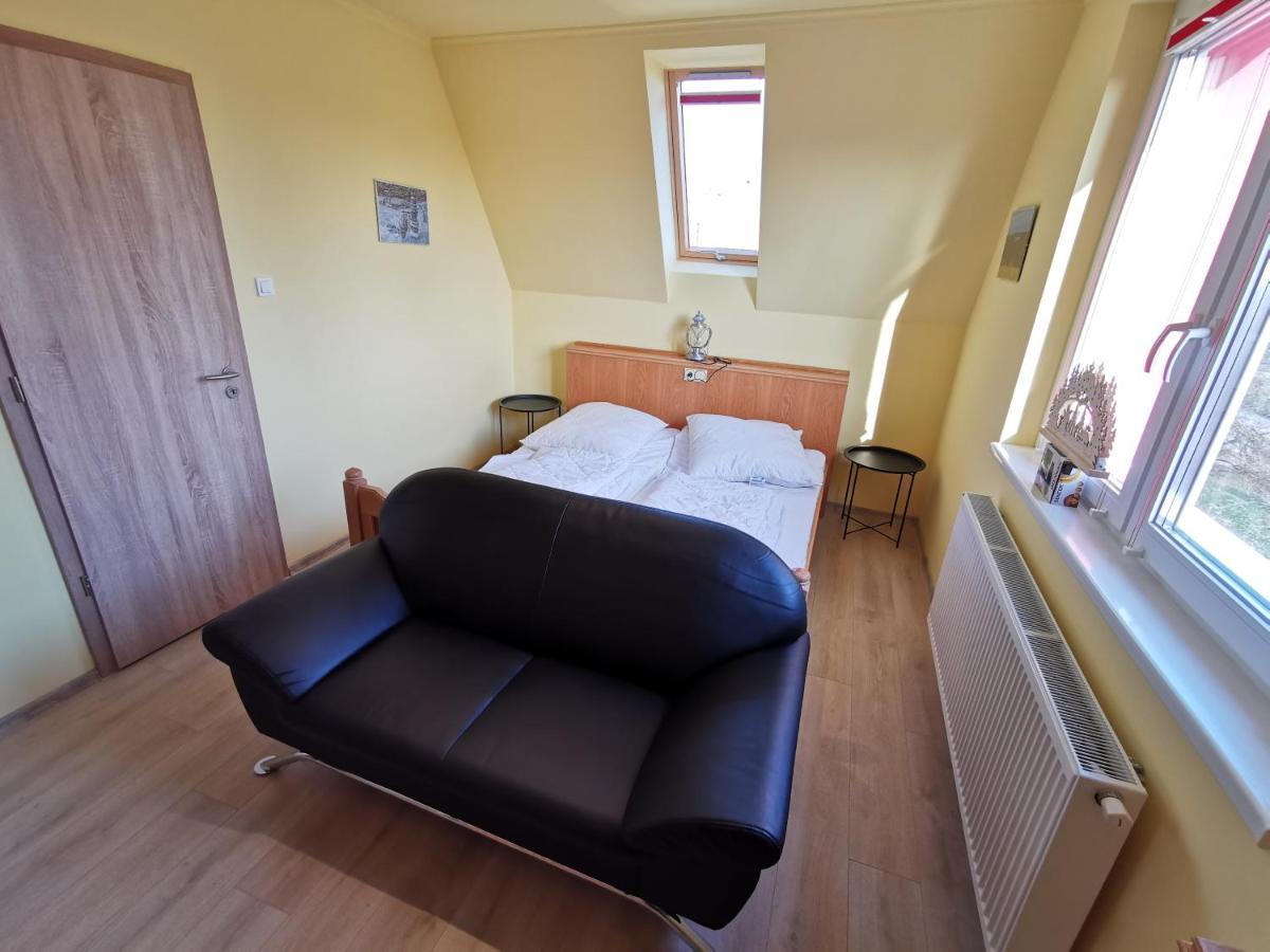 Keresz Panzio Bed and Breakfast Martely Exteriör bild