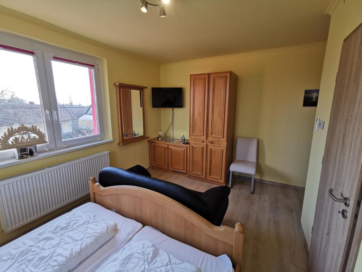 Keresz Panzio Bed and Breakfast Martely Exteriör bild