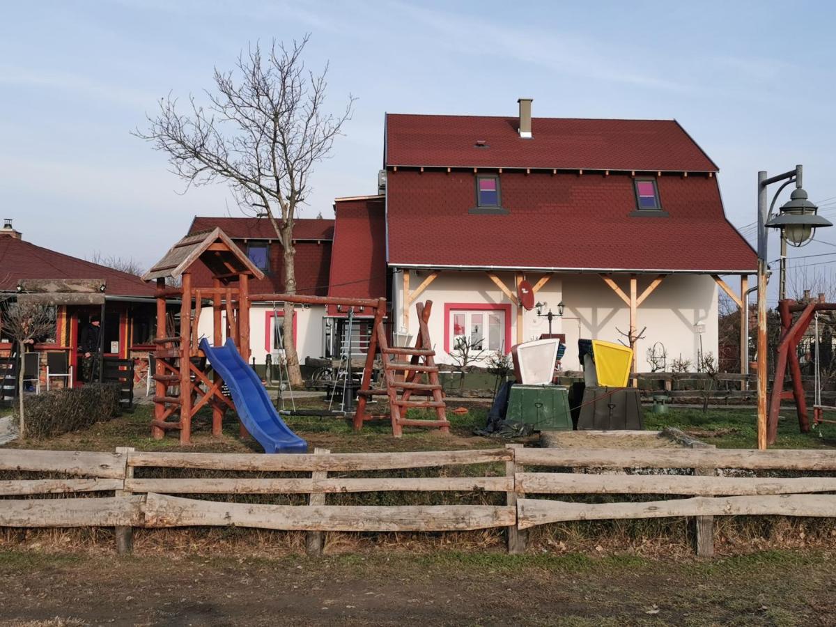 Keresz Panzio Bed and Breakfast Martely Exteriör bild