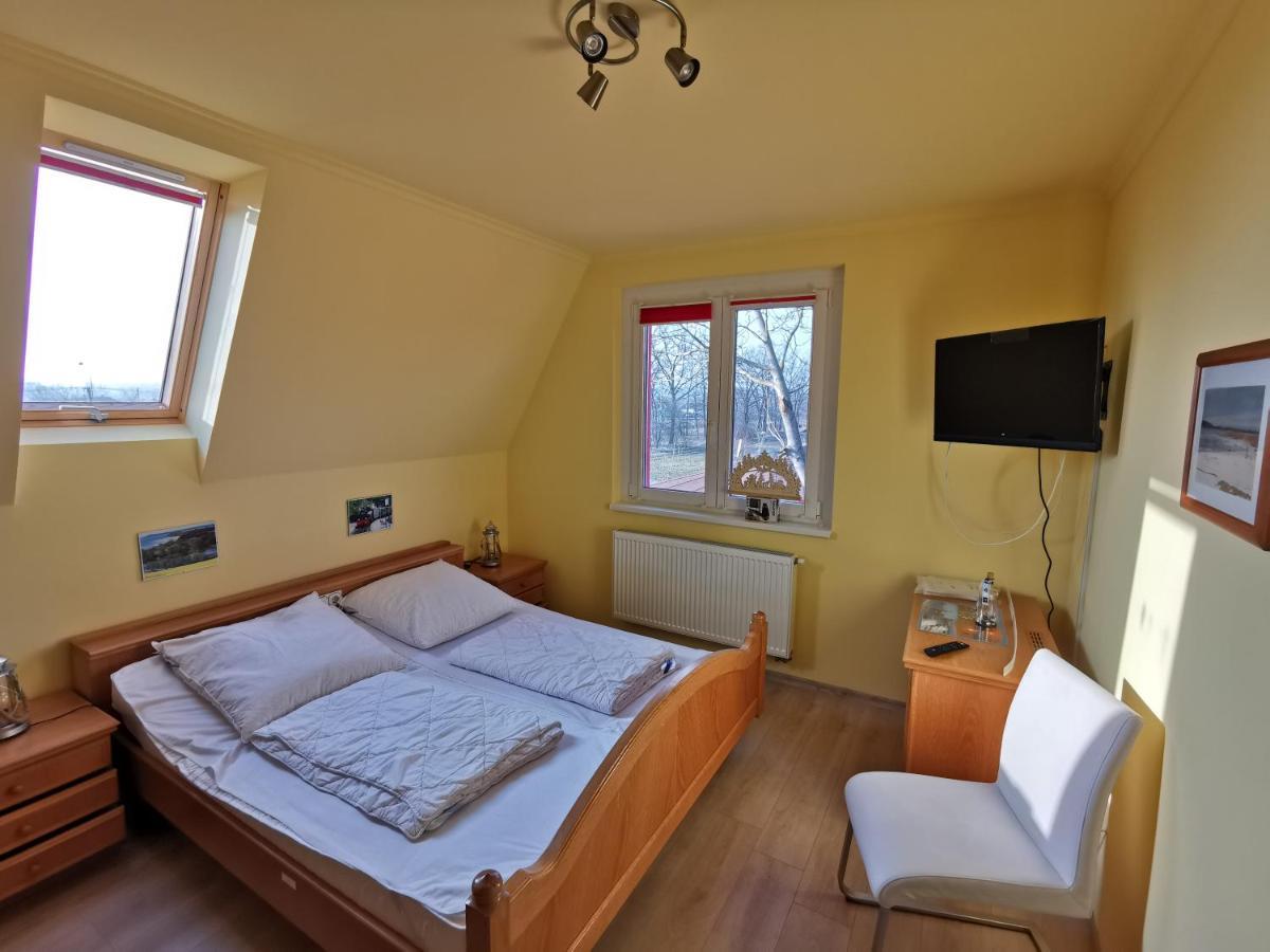 Keresz Panzio Bed and Breakfast Martely Exteriör bild